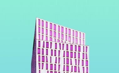 Moderne Architektur vor türkisem Himmel