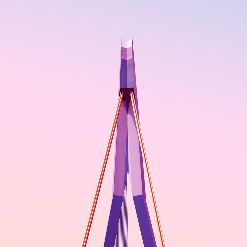 Moderne Brücke vor rosa Himmel