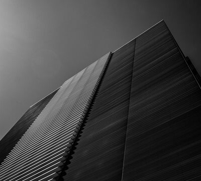 Modernes Haus vor rosa Himmel